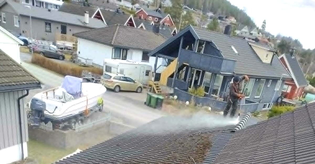 Roof surface inspection during roofing work